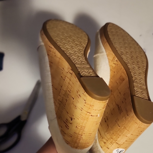 Toms Cream Wedge Shoes with Peep Toe Design - Picture 8 of 9